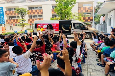 Tập huấn kĩ năng thoát hiểm trong xe ô tô cho học sinh Tiểu học Ngọc Khánh