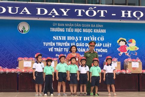 Trường Tiểu học Ngọc Khánh tuyên truyền và giáo dục pháp luật về trật tự an toàn giao thông