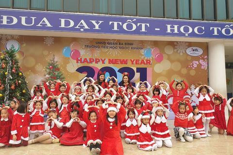 Học sinh trường Tiểu học Ngọc Khánh chào năm mới 2021