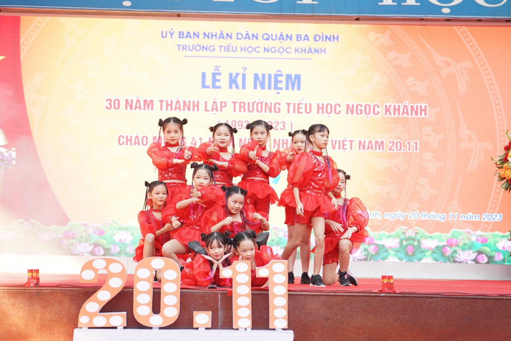 Tập thể lớp 3A3 chào mừng ngày Nhà giáo Việt Nam 20- 11
