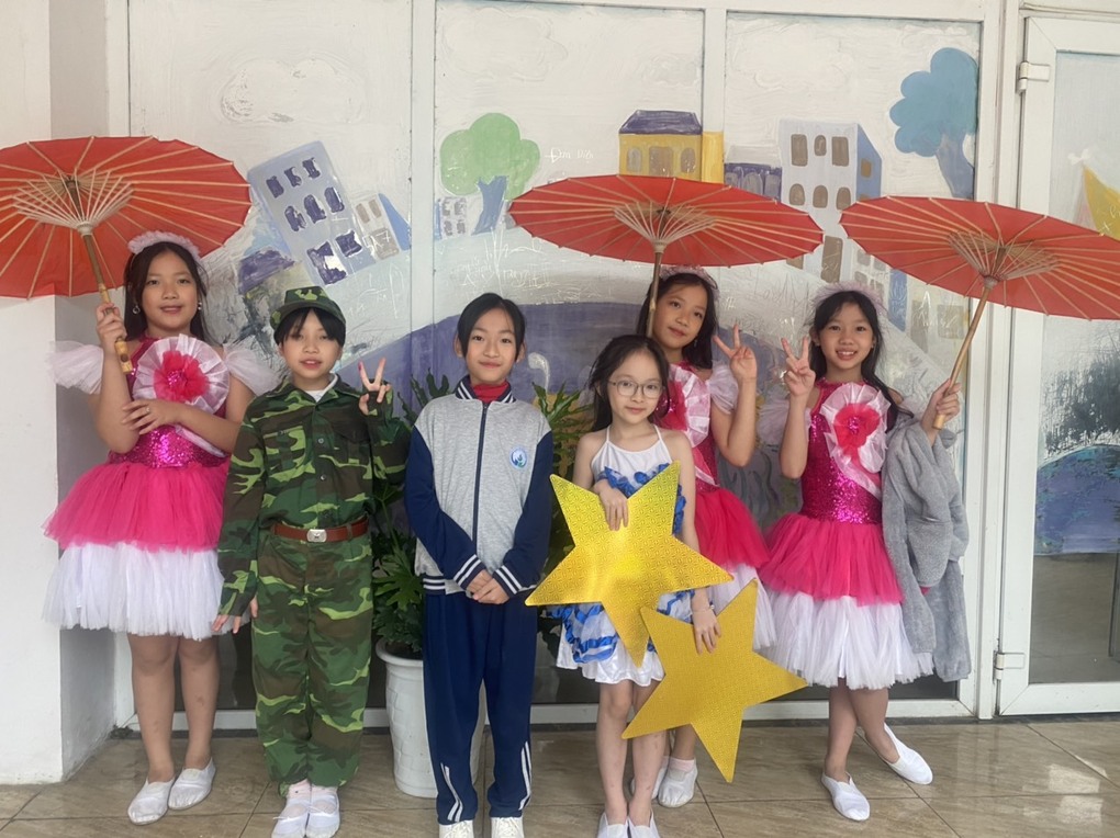 Các con lớp 4A2 tham gia chương trình chào mừng 79 năm ngày thành lập Quân đội Nhân dân Việt Nam
