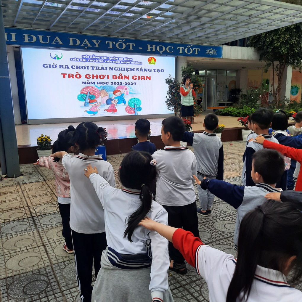 Tổ chức trò chơi dân gian “ Lộn cầu vồng” cho học sinh khối 1 Trường Tiểu học Ngọc Khánh.