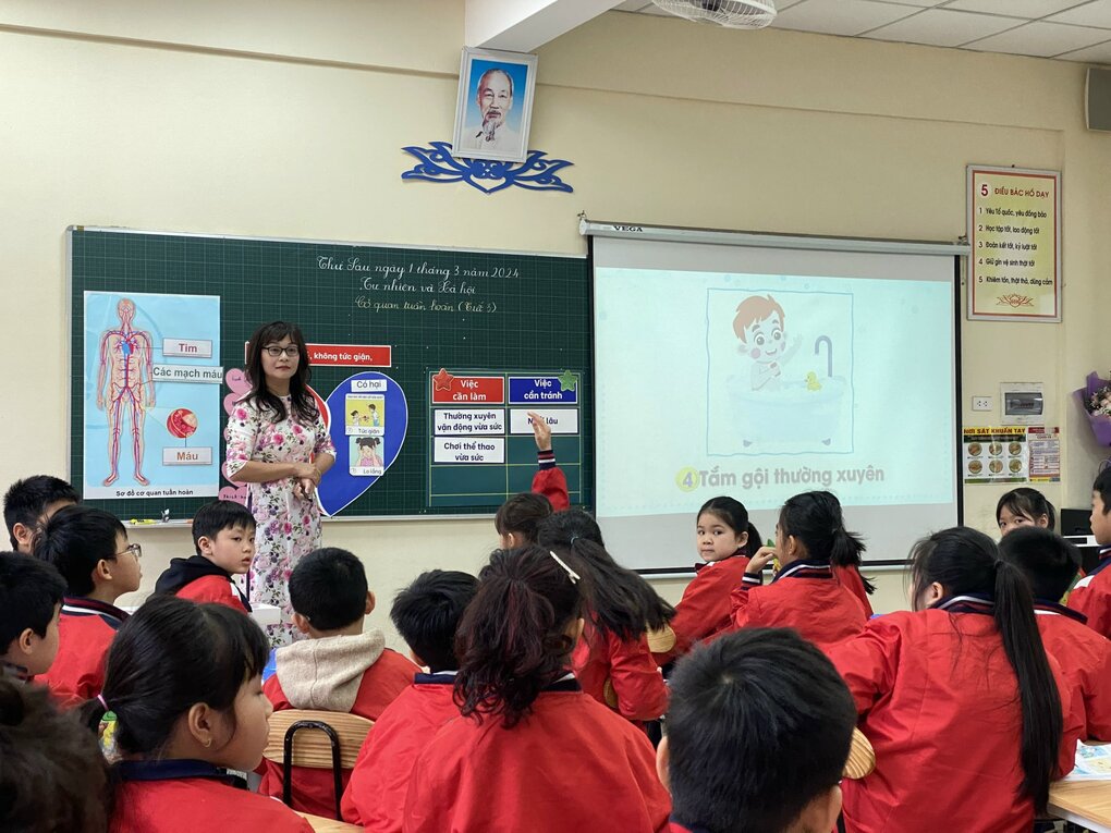 Cô giáo Nguyễn Thị Minh Châm – Trường Tiểu học Ngọc Khánh tham gia Hội thi Giáo viên dạy Giỏi Thành phố cấp Tiểu học năm học 2023- 2024.