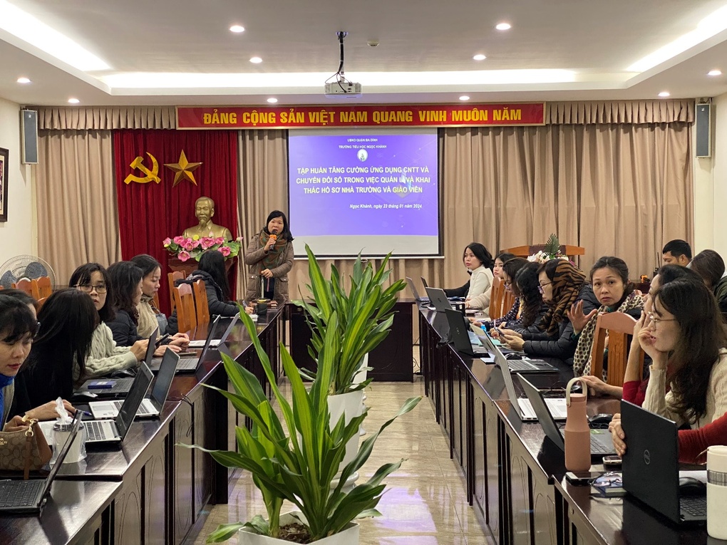 Trường Tiểu học Ngọc Khánh tổ chức tập huấn tăng cường ứng dụng CNTT và chuyển đổi số cho toàn thể cán bộ, giáo viên, nhân viên nhà trường