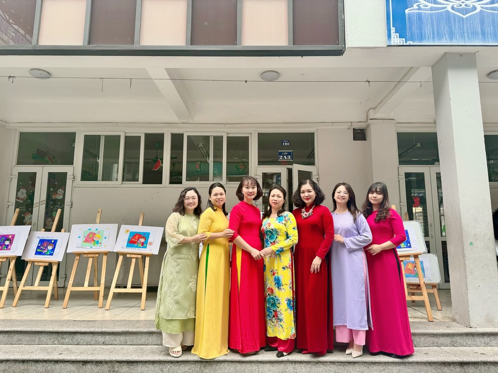 Giáo viên Khối 4 trường Tiểu học Ngọc Khánh hưởng ứng “Tuần lễ áo dài 2024”