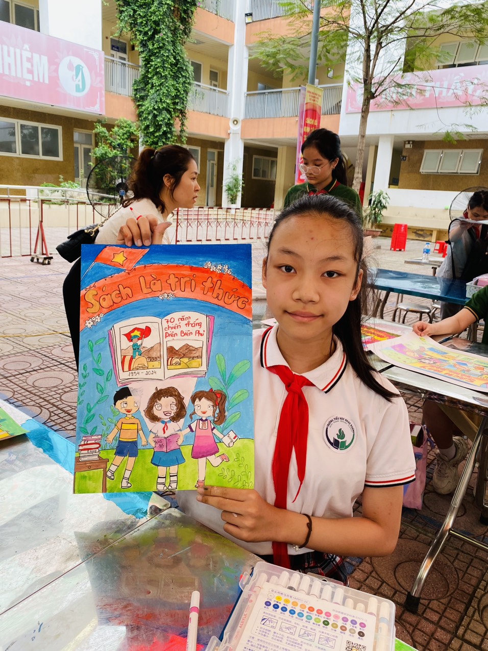Học sinh trường TH Ngọc Khánh tham gia cuộc thi vẽ tranh với chủ đề "Sách và cuộc sống"