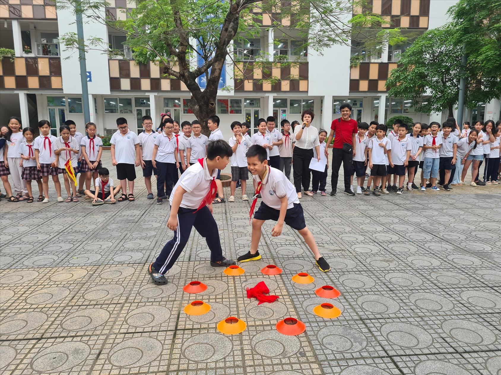 Lớp 4A1: Hào hứng tham gia Trải nghiệm sáng tạo với trò chơi dân gian “Cướp cờ”