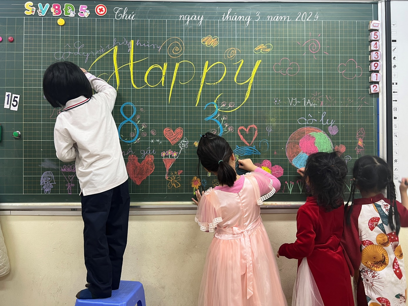 A group of children writing on a chalkboard

Description automatically generated
